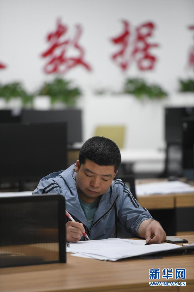 数据标注员在进行数据标注前的核对工作。（刘亮亮 摄）
