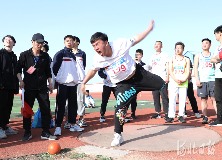 2021年4月14日，河北省内丘县中小学生运动员参加中小学生运动会铅球比赛。河北日报记者杜柏桦摄影报道