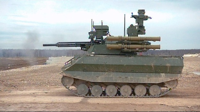 俄军向乌克兰边境派遣战斗机器人，外形像微型坦克