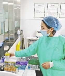 甘如意在化验室忙碌。