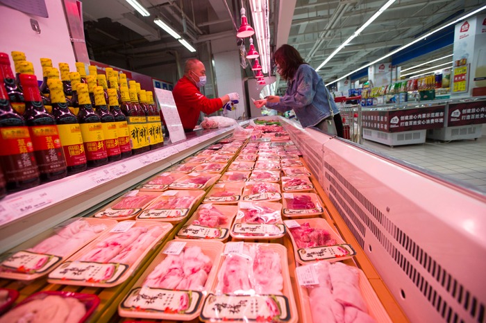 图为4月9日,山西太原一超市,消费者在选购猪肉中新社记者 张云 摄