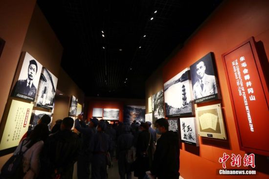 4月11日，游客在江西井冈山革命博物馆内参观。近日，“中国革命的摇篮”井冈山的红色旅游日渐升温，各地游客前往井冈山革命博物馆、井冈山革命烈士陵园、黄洋界等地参观游览。中新社记者 刘占昆 摄