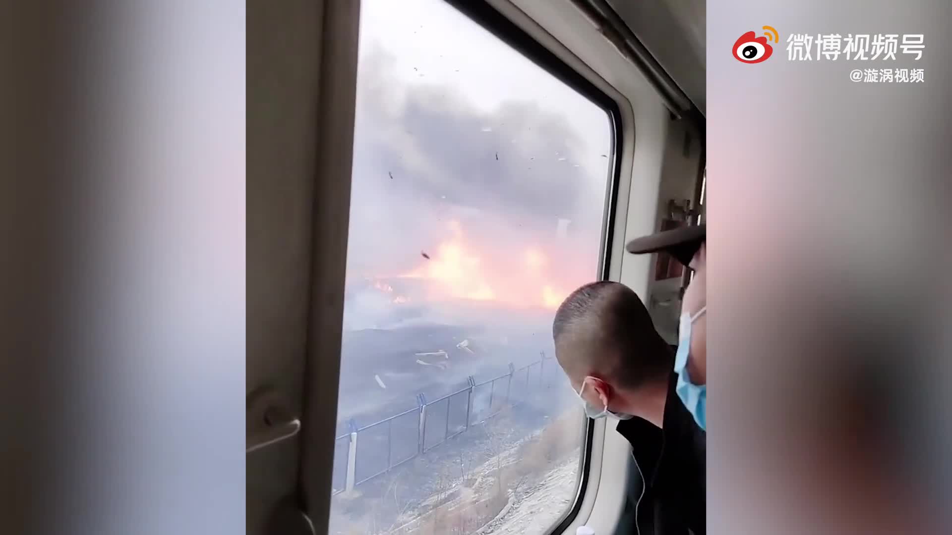 黑龙江一列车被大火逼停 ，乘客：车厢里特别烤人