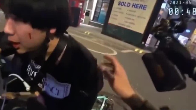 亚裔在伦敦街头遭攻击 视频博主路过大喊上前吓跑袭击者