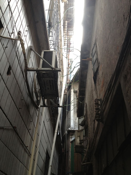 在rase特别小的时候,爸爸就开始吸毒了,他们住在握手楼里,生活非常