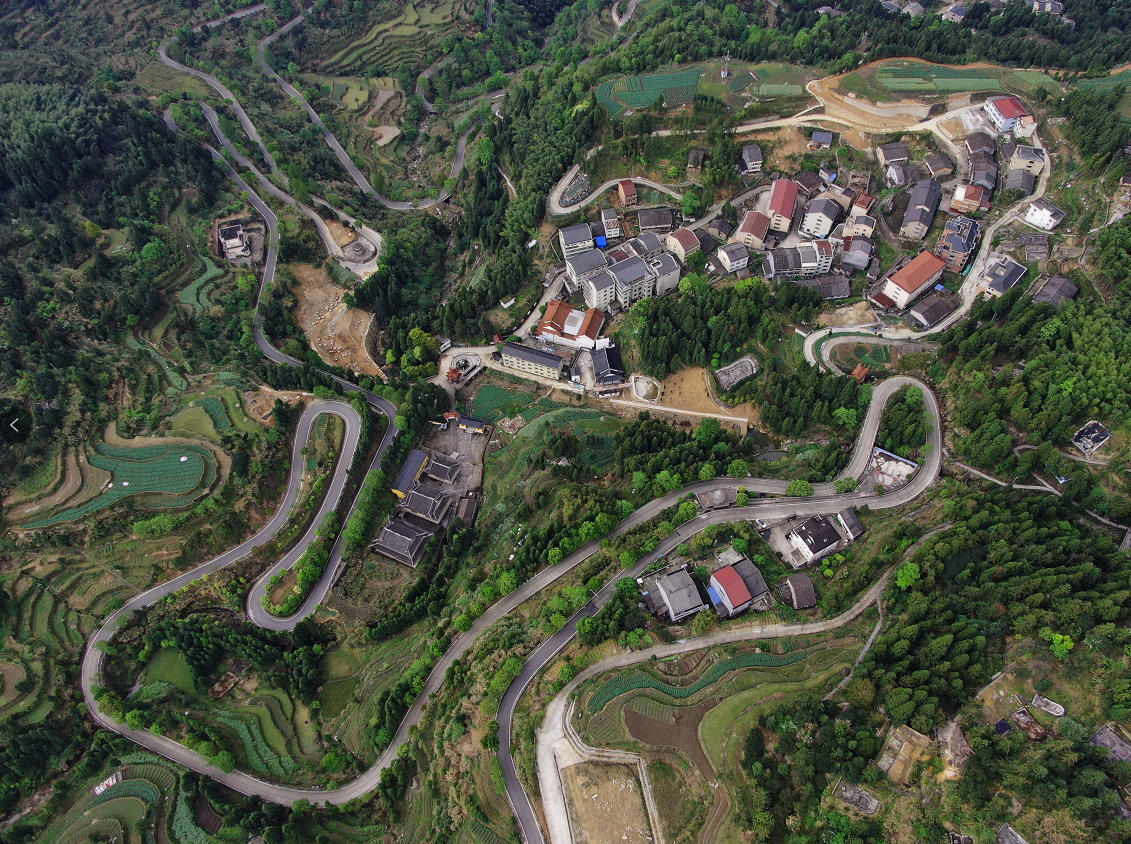 西龙村位于浙江省温州瑞安市高楼镇，逐渐成为群山环绕中的明珠