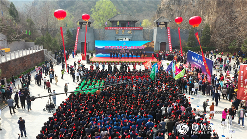 图7:千人挥舞五星红旗,合唱《没有共产党就没有新中国》。来自直播航拍画面