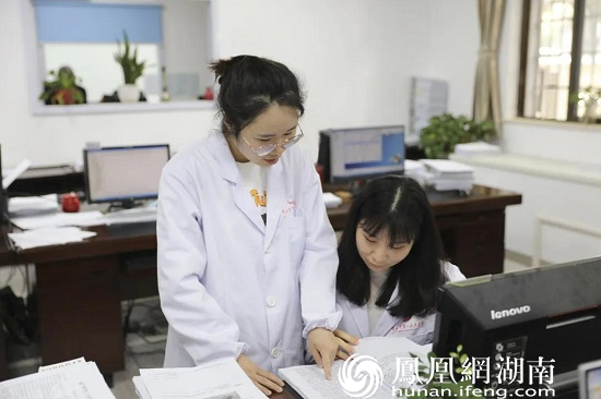 编码员针对疑难编码问题，仔细阅读病历并展开讨论