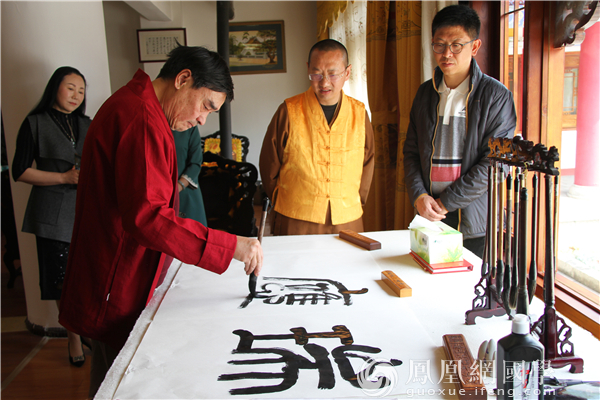 书画家杜建民先生助力建设中的崇圣寺,捐赠个人书画作品