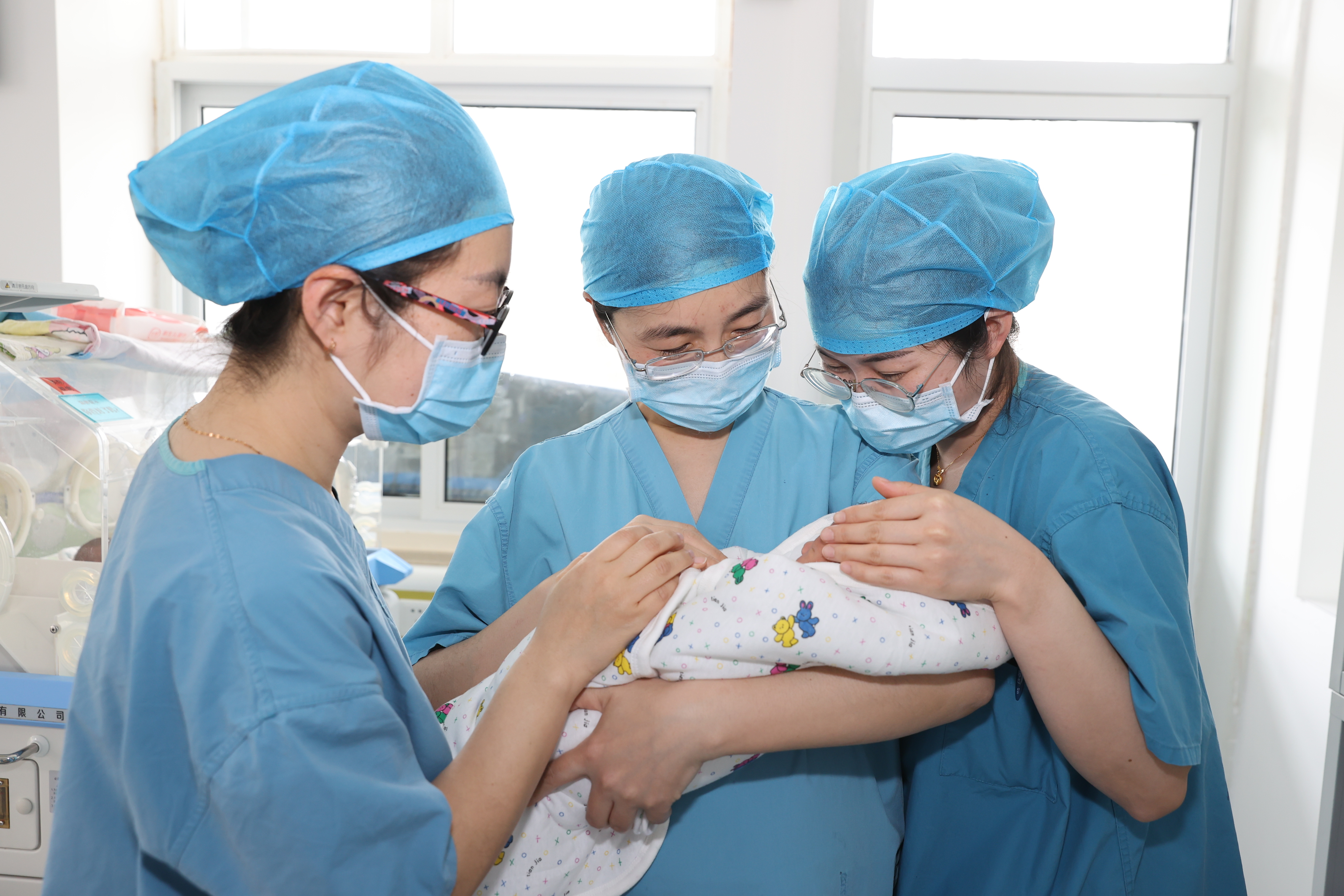 出生仅5天的垃圾桶弃婴体检一切正常,市立医院"临时妈妈们"温暖守护
