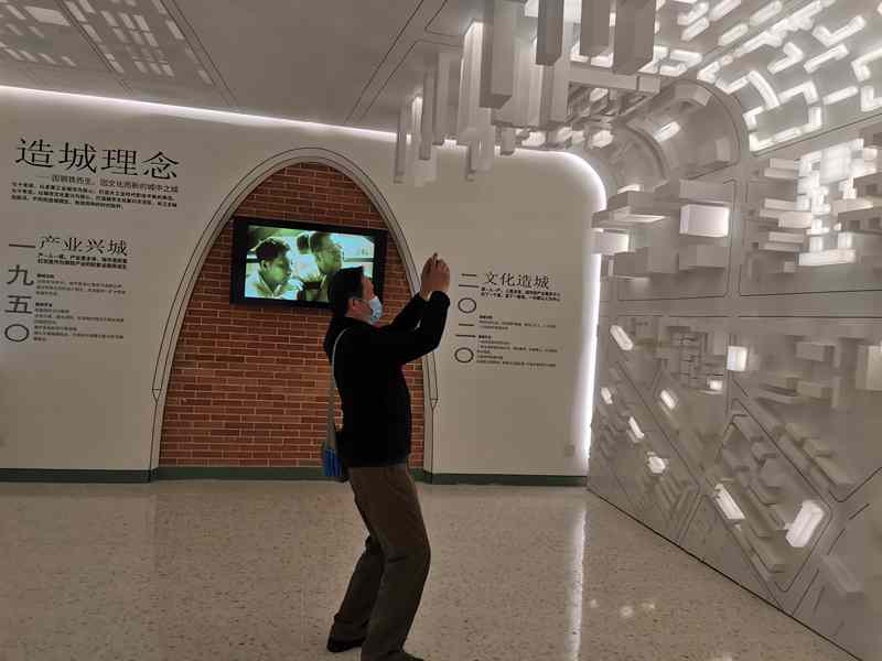 老同志们参观创意设计中心 汤光磊摄