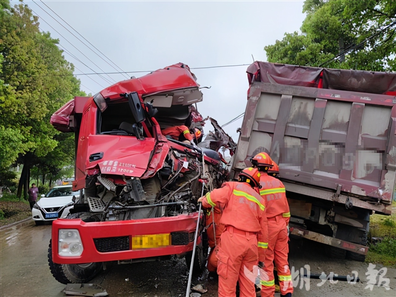 两货车相撞致一人被困武汉消防紧急救援