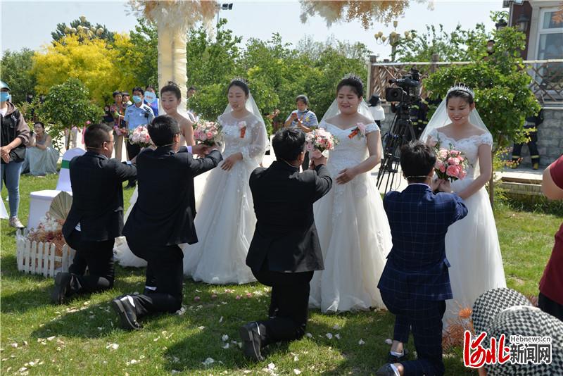 河间市2020年5月20日“零彩礼”集体婚礼现场。(资料片)