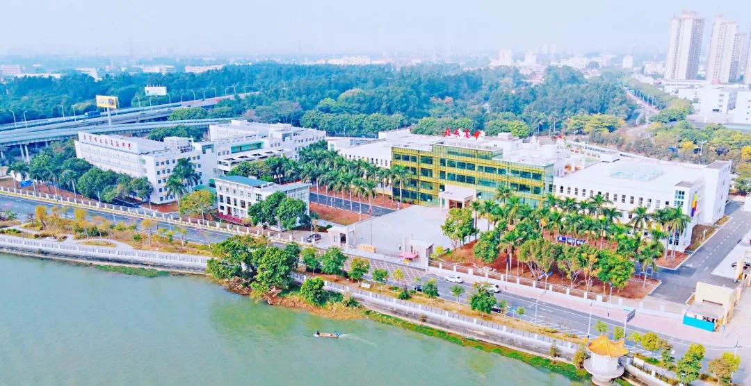 东莞市北辰高级中学座落于蕴华毓秀的历史文化名镇望牛墩,由广东智跃