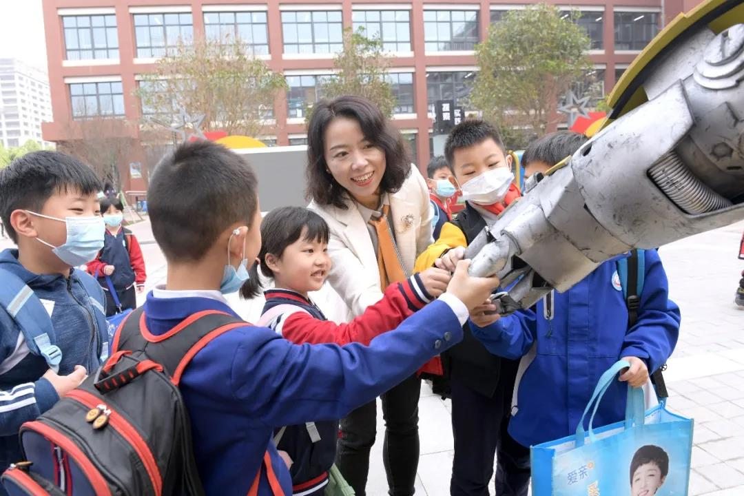 空氣炮,空氣動力火箭打靶……在西安航天城第三小學舉辦的科技節上