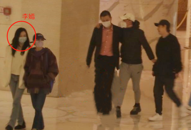 李亚鹏懒理欠债4千万，携女友开2百万豪车出街，长腿瞩目白到发光