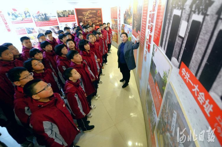近日，鸡泽县韶泽中学学生们在红色教育展厅认真聆听党的奋斗史。河北日报记者杜柏桦摄影报道