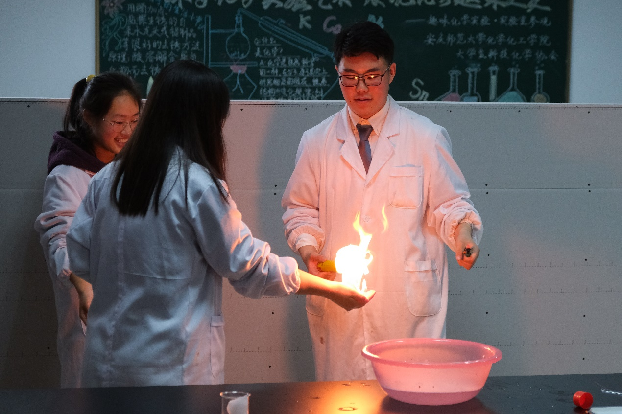 冰与火的碰撞！安庆师大化学爱好者开展趣味化学实验