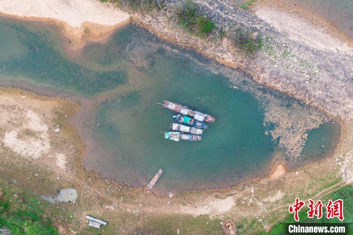 图为航拍章江、贡江汇合处以及两河交汇形成的赣江，大片河床裸露，渔船宛若停在小湖中。　刘力鑫 摄