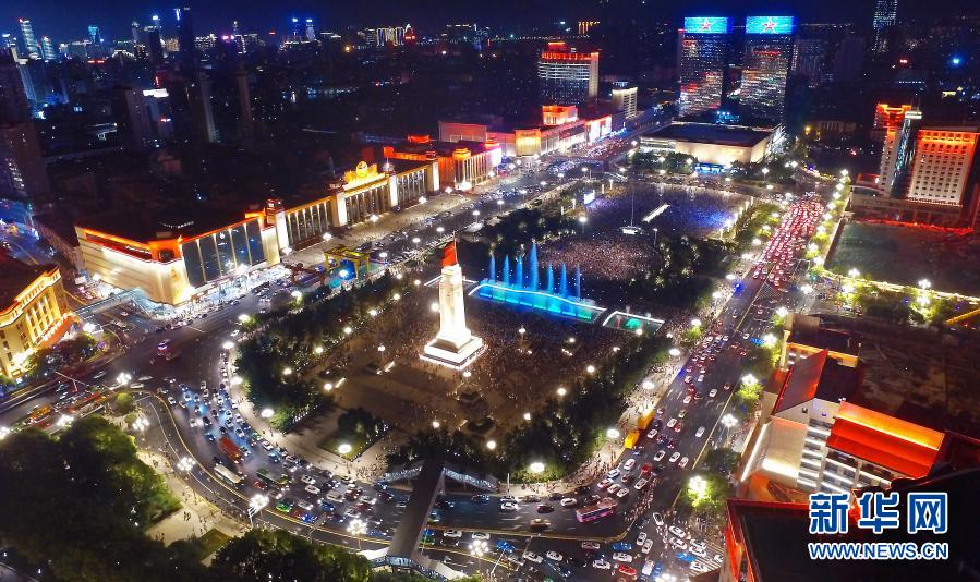 2017年7月30日拍摄的南昌八一广场夜景。新华社记者 万象 摄