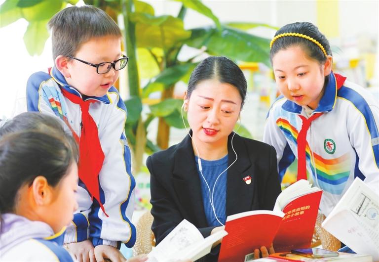 图为七里河小学师生一起读书 掌上兰州·兰州晨报记者 赵鑫远 摄