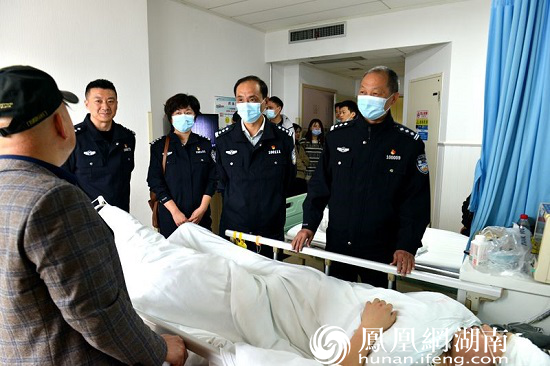 常德市公安局领导看望慰问交警一大队负伤辅警 凤凰网 常德市公安局领导看望慰问交警一大队负伤辅警 凤凰网