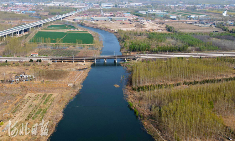 近日拍摄的河北省三河市泃河错桥闸生态砾石床项目。