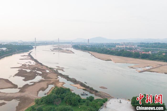 图为航拍章江、贡江汇合处以及两河交汇形成的赣江，持续的干旱少雨导致河流水位下，大片河床裸露。　刘力鑫　摄