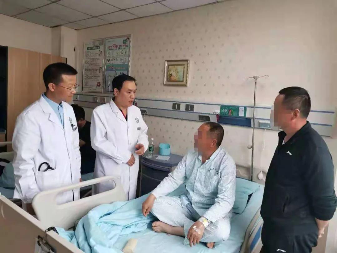 从左往右,心内科艾永飞副主任、李志立主任、患者老胡、家属