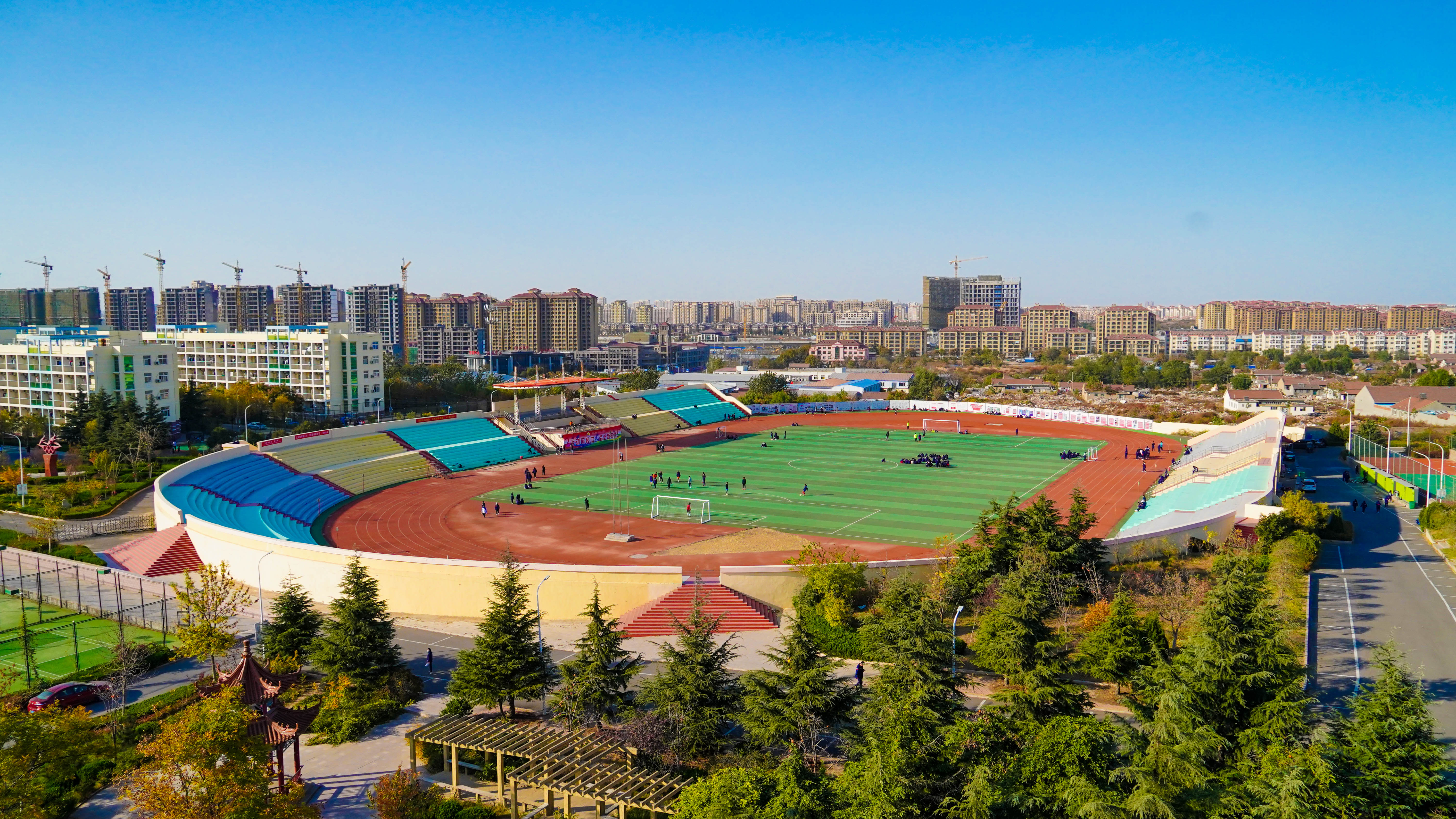 青春与奉献同行青岛求实职业技术学院注重把雷锋精神融入人才培养