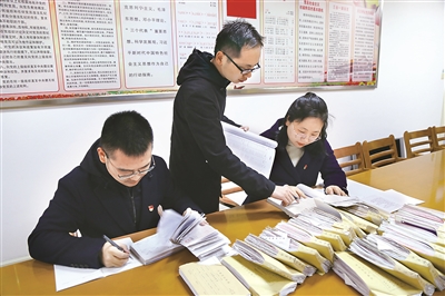 江苏省盐城市大丰区纪委监委工作人员在查阅相关单位差旅费报销发票。 徐晨 摄