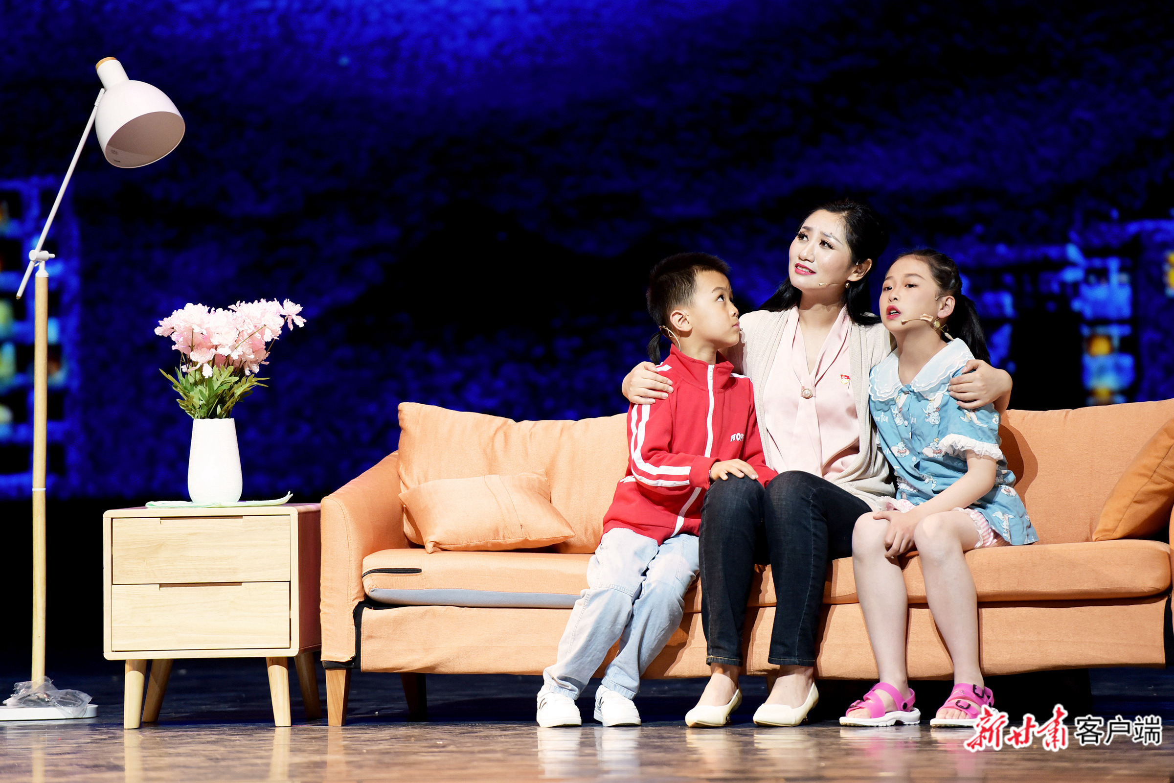 整日忙于扶贫工作的张小娟无暇顾家，夜晚回到家告诉孩子“妈妈在执行一项秘密任务，就是在月亮上种达玛花。”新甘肃&middot;甘肃日报记者 韦德占 摄