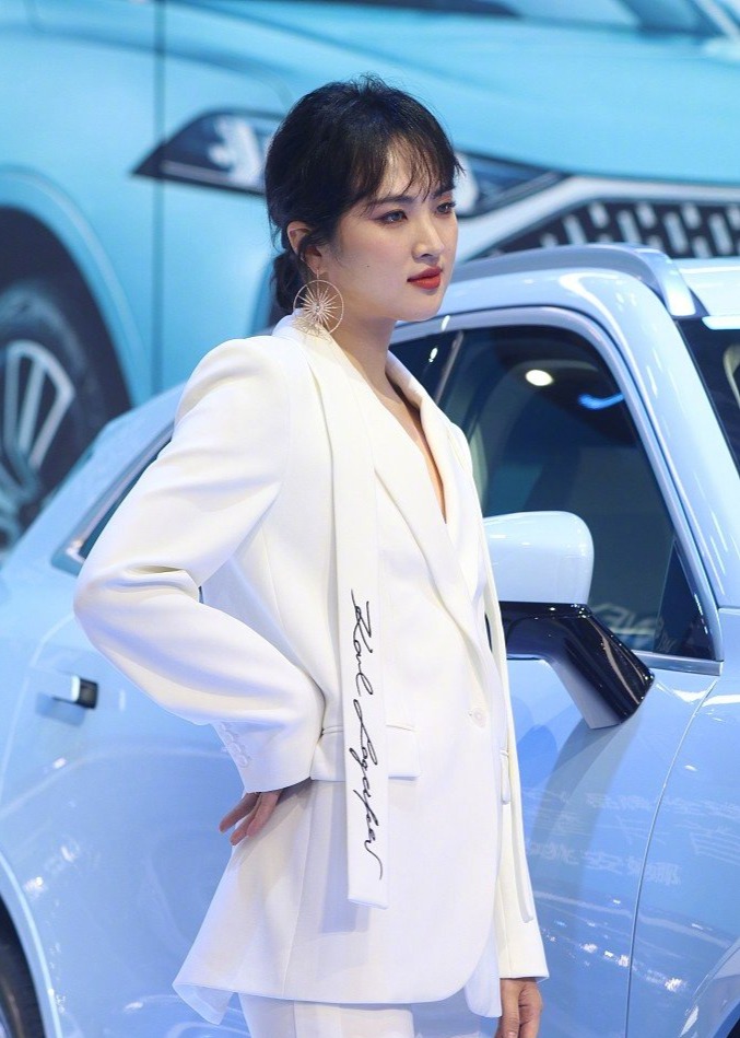 姚安娜"出道首秀"亮相上海车展,网友评:好有福气的面庞…_凤凰网娱乐