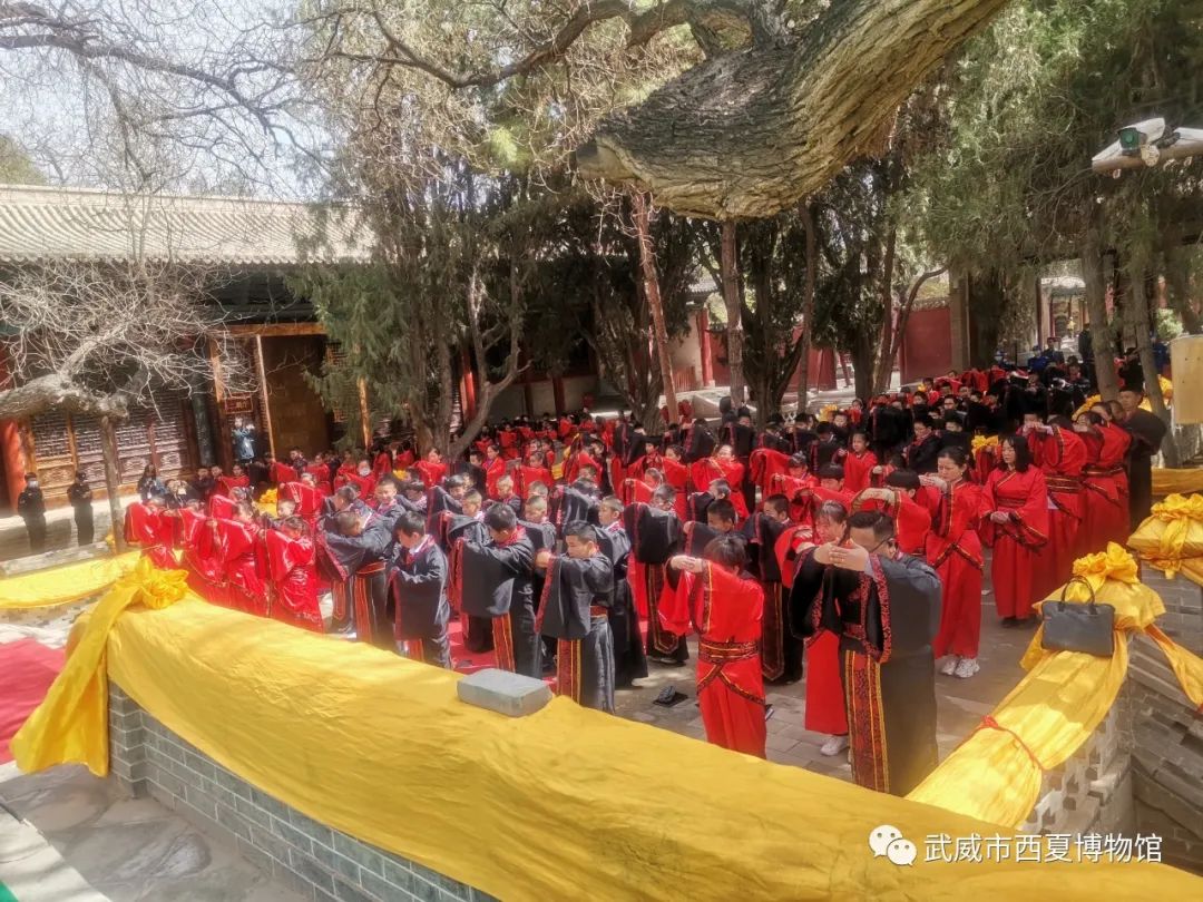 同学们向大成至圣先师——孔子行礼