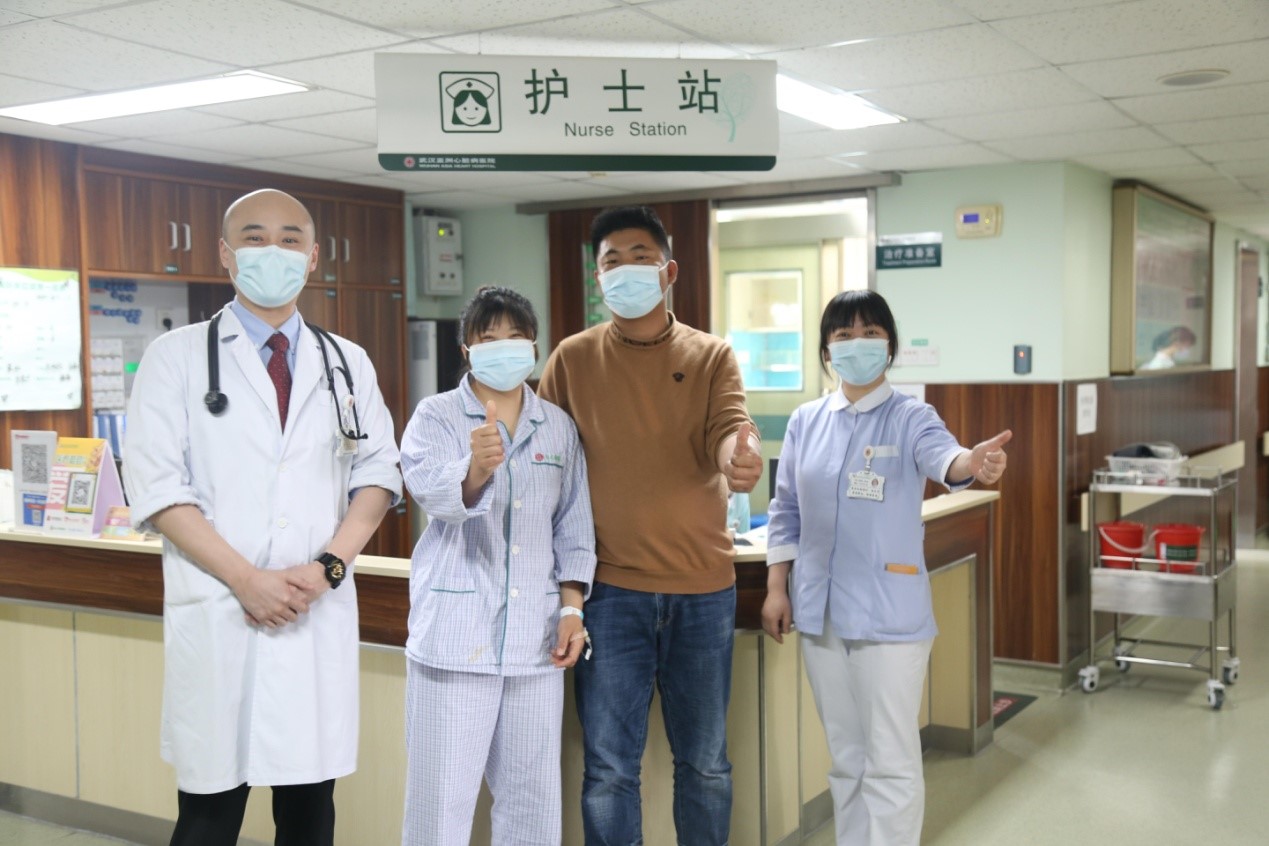 乔龙宇、付学明夫妻俩和管床医生、病房护士长合影