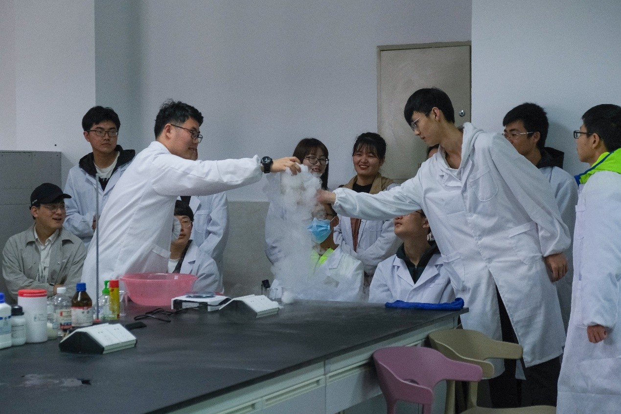 冰与火的碰撞！安庆师大化学爱好者开展趣味化学实验