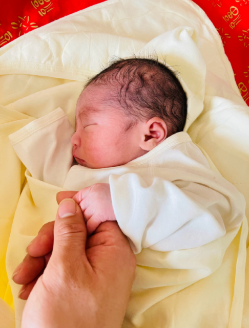 德云社相声演员烧饼再添一子 宝宝正脸照曝光