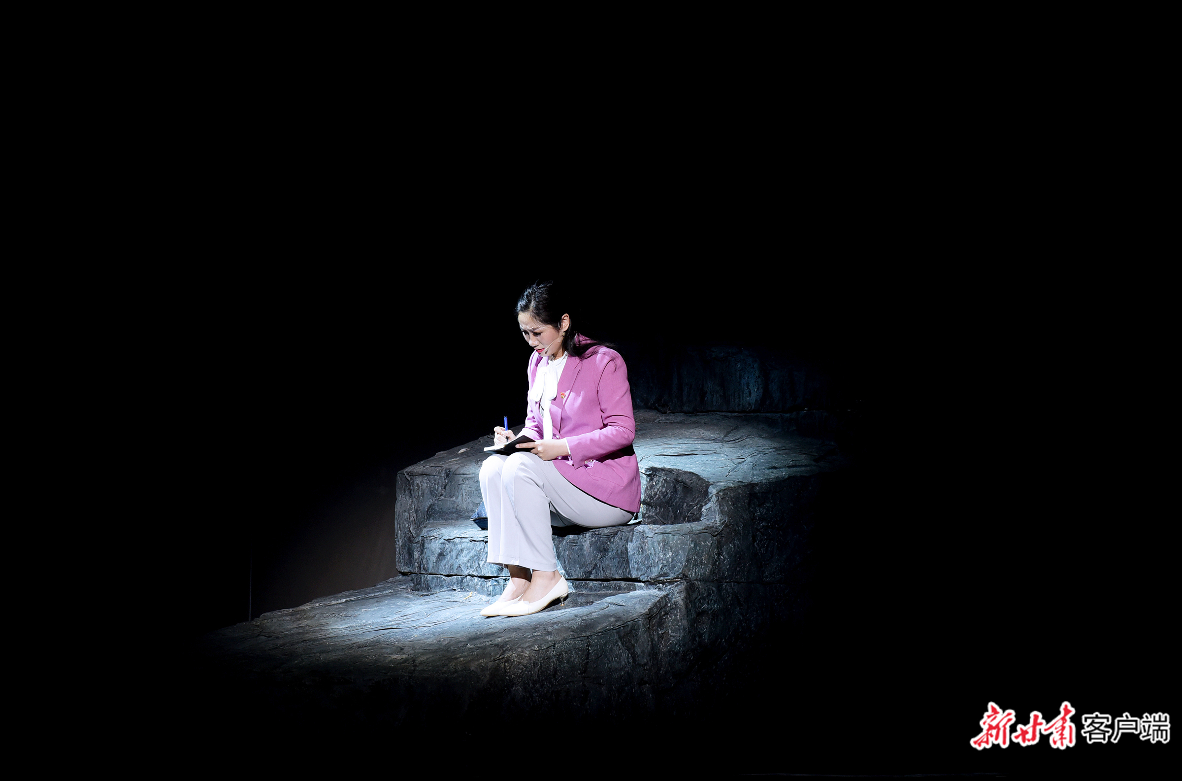 张小娟在山路上行进，走累了坐下休息时翻看扶贫日记。新甘肃&middot;甘肃日报记者 韦德占 摄