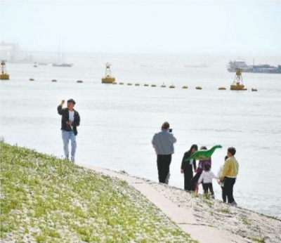 南京市燕子矶成当地市民亲水休闲好去处。