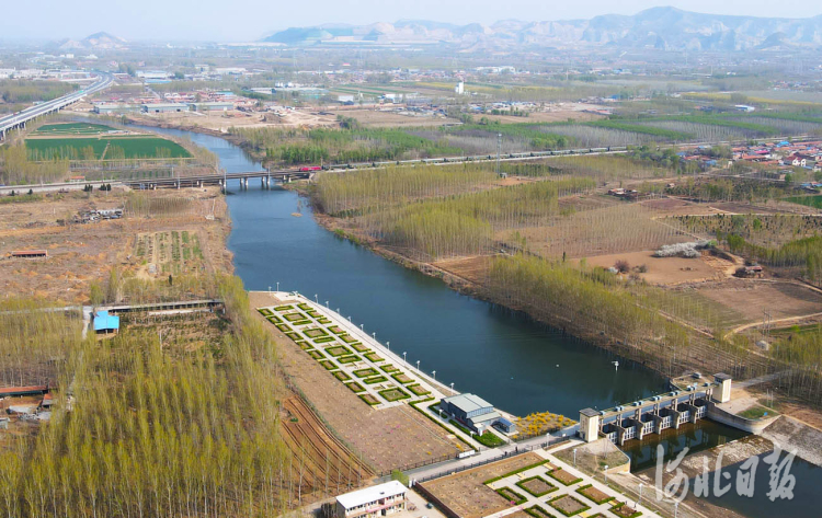 近日拍摄的河北省三河市泃河错桥闸生态砾石床项目。