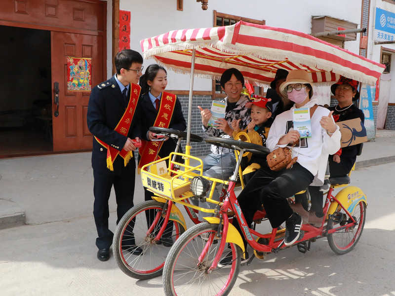 桃花红梨花白 流动“税务蓝”更添彩