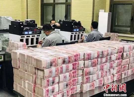 银行的点钞员在清点人民币(资料图) 艾庆龙 摄