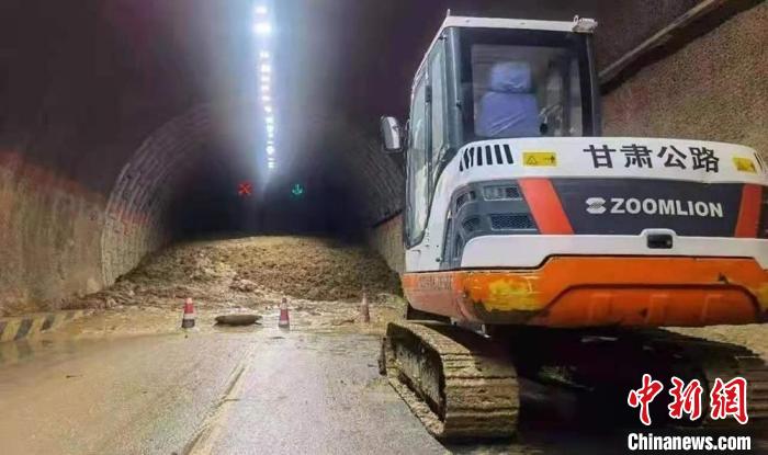 甘肃临夏发生泥石流冲入隧道险情公路部门应急抢险
