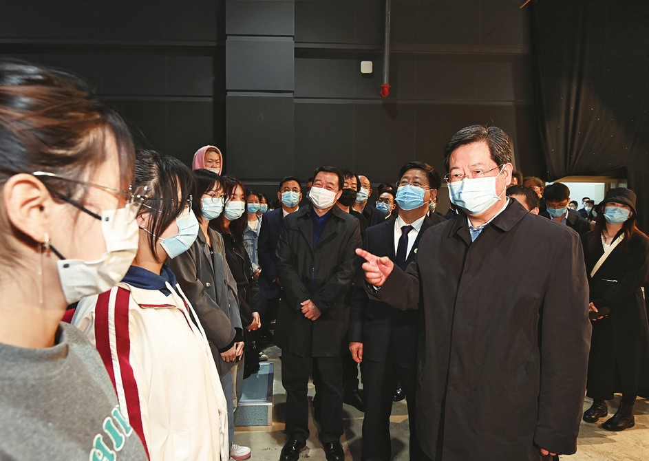 4月17日，省委书记楼阳生出席山西传媒学院山西电影学院揭牌仪式，与学校师生亲切交流。史晓波摄