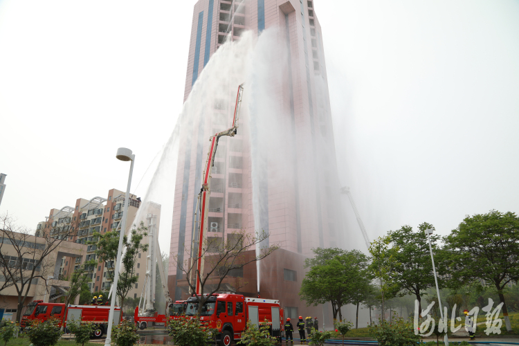 演练现场，消防员利用高喷车进行外立面火灾扑救。通讯员岳颖珂供图
