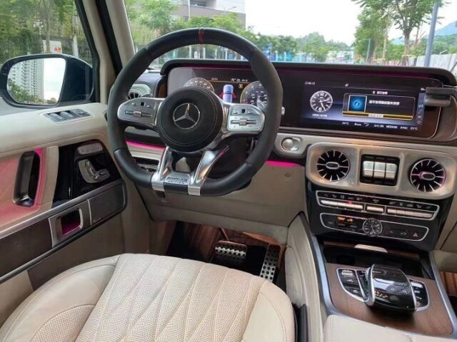 奔驰g500内饰也走起了豪华路线,让你感觉不到这是一款纯种的越野车型