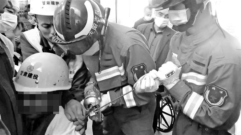 救援人员用钢筋速断器剪切螺纹钢