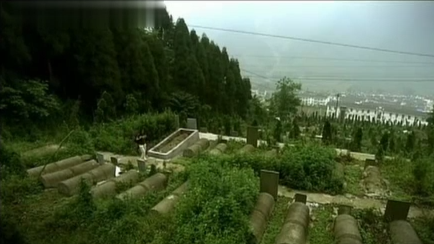 汶川地震中，汤鸿老师护住3名学生后牺牲，其中2名学生幸存