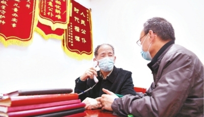 4月22日，武昌区信访局一楼接待室，吴天祥了解信访人诉求后，打电话联系相关部门。