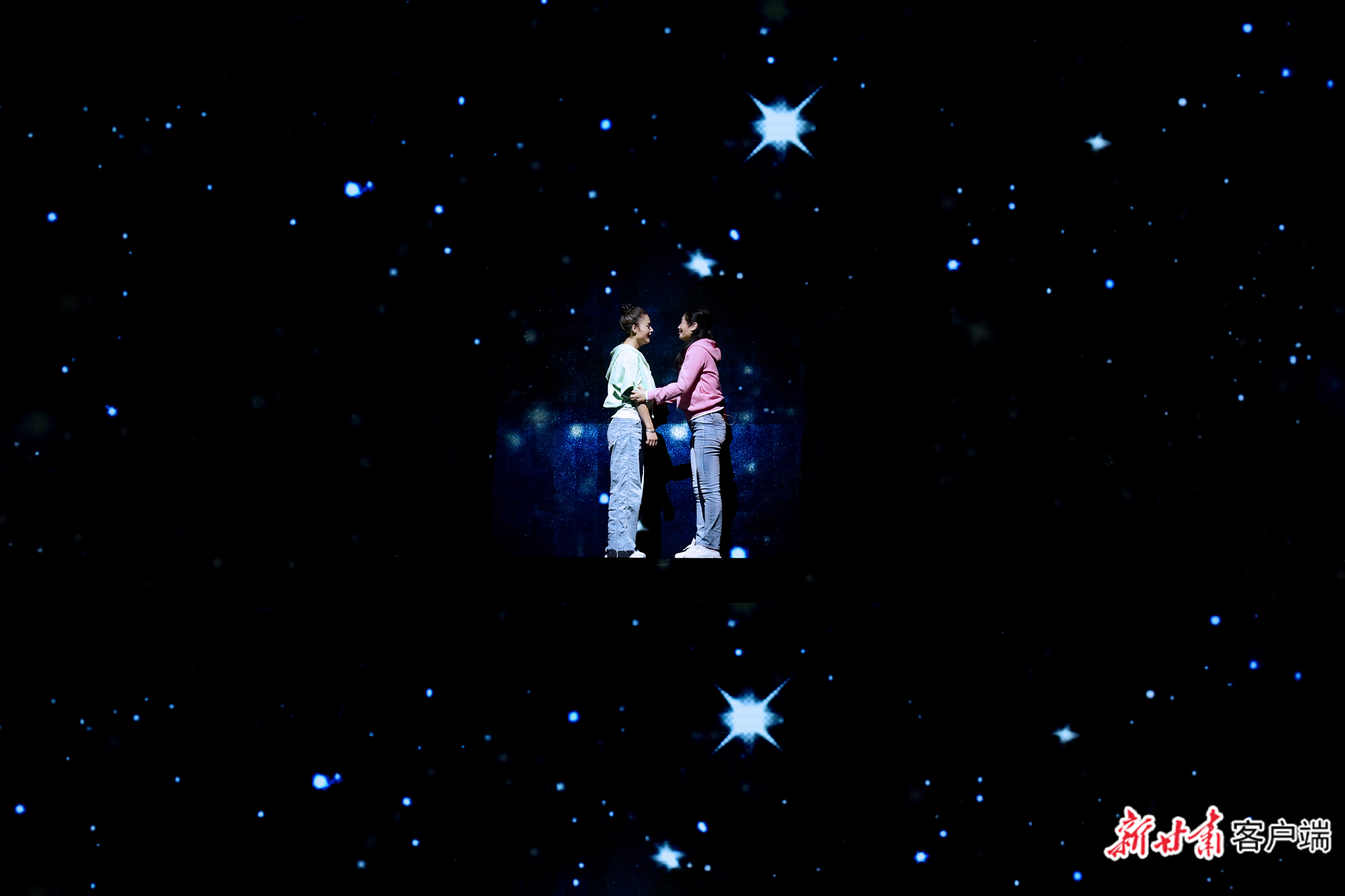 第四幕，张小娟为寻找贫困户尚志武的女儿玲玲，黑夜中不慎掉入深沟，因为太困睡着时梦中的情景。新甘肃&middot;甘肃日报记者 韦德占 摄